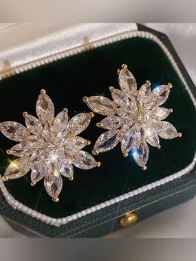 Crystal Snowflake Statement Stud Earrings Gold Tone Holiday Sparkle